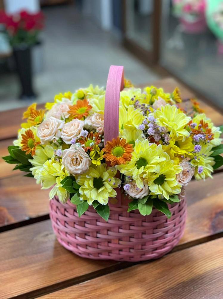 Цветочная композиция из Хризантемы и Розы в корзине в Рассказово