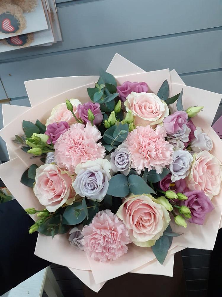 Букет цветов из: Розы, Гвоздики и Лизиантусы в Рассказово